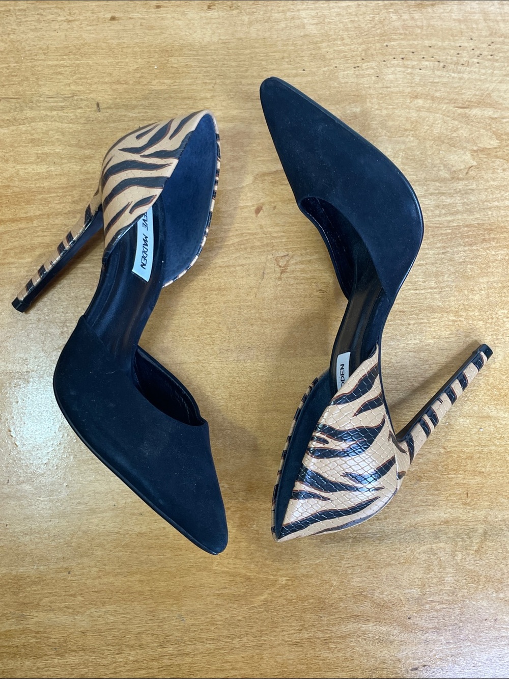 Steve Madden Black Pointed Pumps with Tiger-Print Heel. Size 7.5 - Picture 8 of 10